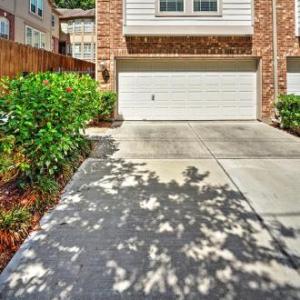 2500 Sq Ft Townhome - Walk to Central River Oaks! in Houston