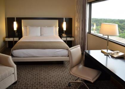 DoubleTree by Hilton Hotel Houston Hobby Airport - image 10