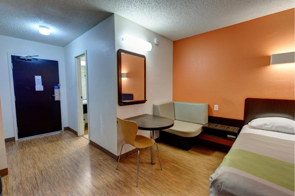 Motel 6-Houston TX - Hobby - image 4