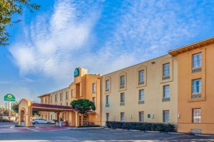La Quinta Inn by Wyndham Houston Greenway Plaza Medical Area - image 1