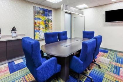 Holiday Inn Express Hotel and Suites Houston East an IHG Hotel - image 7