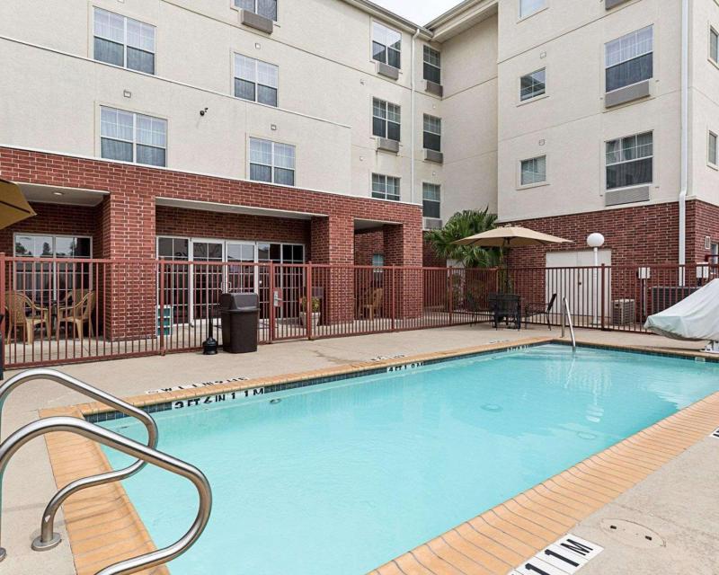 Mainstay Suites Texas Medical Center/Reliant Park - image 3