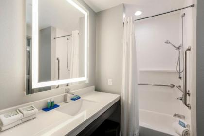 Holiday Inn Express & Suites Houston - Hobby Airport Area an IHG Hotel - image 3