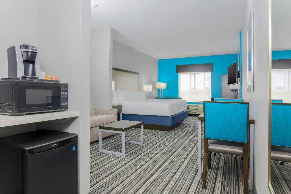 Holiday Inn Express & Suites Houston - Hobby Airport Area an IHG Hotel - image 4