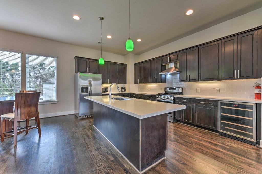 Central Houston Townhouse - 1 Mi to Downtown! - main image