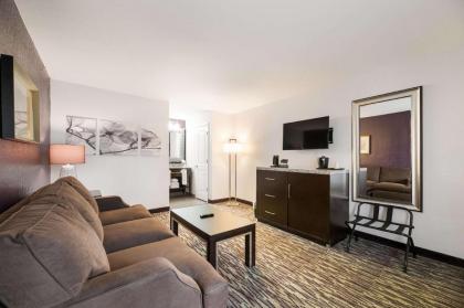 Clarion Inn & Suites Across From Universal Orlando Resort - image 30