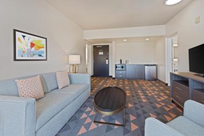 Holiday Inn & Suites Across From Universal Orlando - image 30