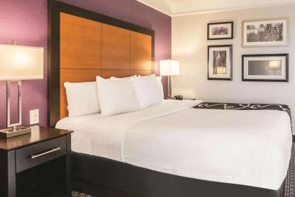 La Quinta Inn & Suites by Wyndham Orlando Airport North - image 11