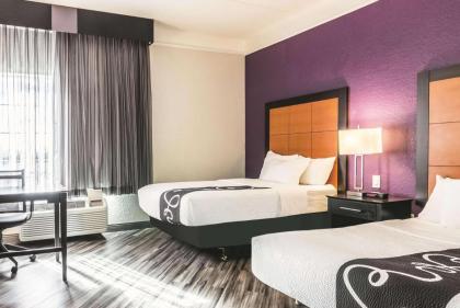 La Quinta Inn & Suites by Wyndham Orlando Airport North - image 15