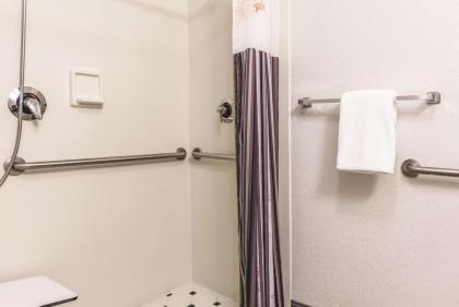 La Quinta Inn & Suites by Wyndham Orlando Airport North - image 22