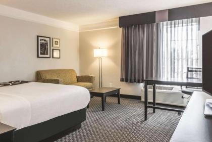 La Quinta Inn & Suites by Wyndham Orlando Airport North - image 25