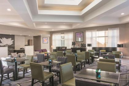 La Quinta Inn & Suites by Wyndham Orlando Airport North - image 26