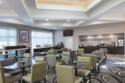 La Quinta Inn & Suites by Wyndham Orlando Airport North - image 27