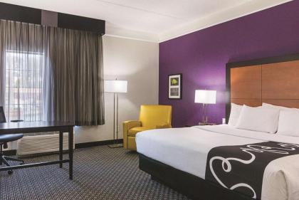 La Quinta Inn & Suites by Wyndham Orlando Airport North - image 29