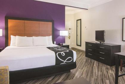 La Quinta Inn & Suites by Wyndham Orlando Airport North - image 30