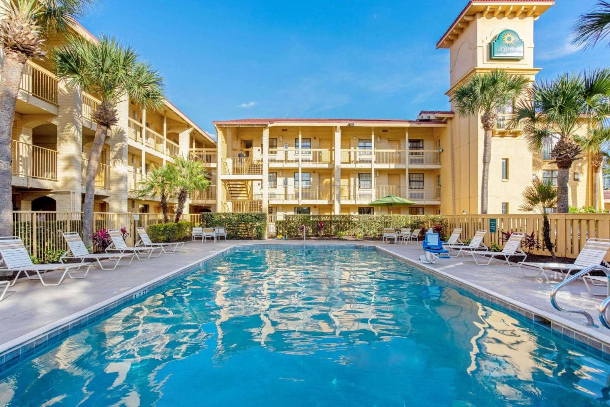 La Quinta Inn & Suites by Wyndham Orlando Airport West - main image