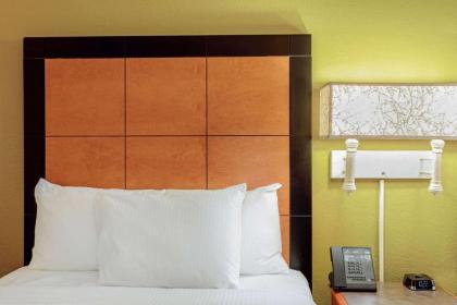 La Quinta Inn & Suites by Wyndham Orlando Airport West - image 10