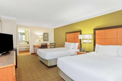 La Quinta Inn & Suites by Wyndham Orlando Airport West - image 12