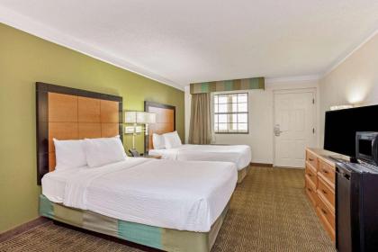 La Quinta Inn & Suites by Wyndham Orlando Airport West - image 13