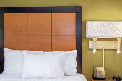 La Quinta Inn & Suites by Wyndham Orlando Airport West - image 15