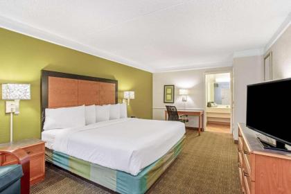 La Quinta Inn & Suites by Wyndham Orlando Airport West - image 16