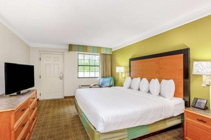 La Quinta Inn & Suites by Wyndham Orlando Airport West - image 17