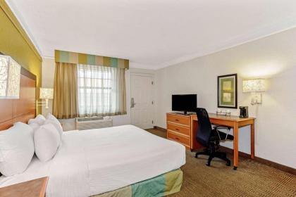 La Quinta Inn & Suites by Wyndham Orlando Airport West - image 18