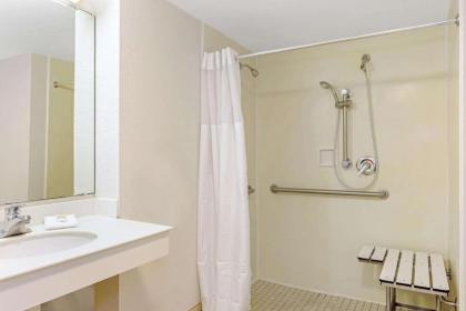 La Quinta Inn & Suites by Wyndham Orlando Airport West - image 19