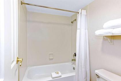 La Quinta Inn & Suites by Wyndham Orlando Airport West - image 2