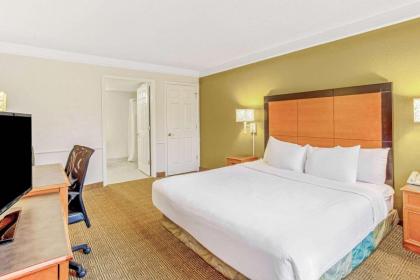 La Quinta Inn & Suites by Wyndham Orlando Airport West - image 20