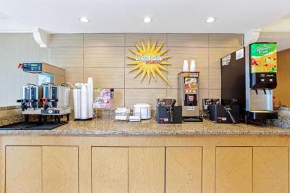 La Quinta Inn & Suites by Wyndham Orlando Airport West - image 3