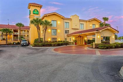 La Quinta Inn & Suites by Wyndham Orlando Airport West - image 4
