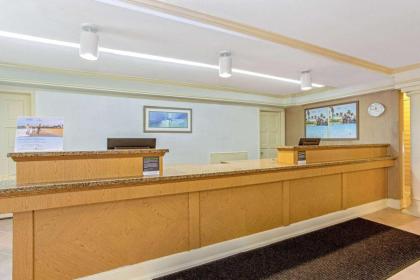 La Quinta Inn & Suites by Wyndham Orlando Airport West - image 5