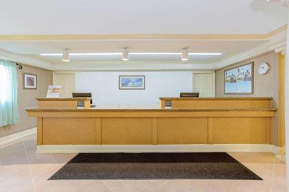 La Quinta Inn & Suites by Wyndham Orlando Airport West - image 6