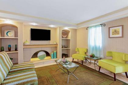 La Quinta Inn & Suites by Wyndham Orlando Airport West - image 7