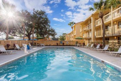 La Quinta Inn & Suites by Wyndham Orlando Airport West - image 8