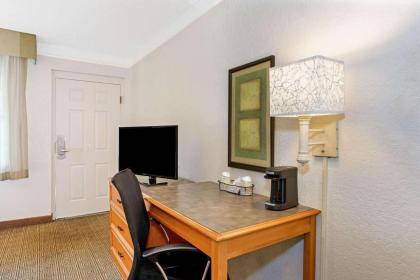 La Quinta Inn & Suites by Wyndham Orlando Airport West - image 9