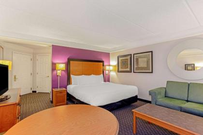 La Quinta Inn & Suites by Wyndham Orlando Convention Center - image 24