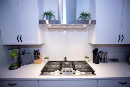 Brand New Modern Pet Friendly Zen Home with Private Home Theater & Hot Tub! home - image 15
