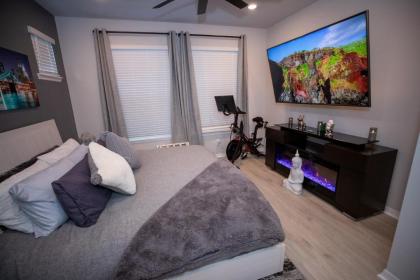Brand New Modern Pet Friendly Zen Home with Private Home Theater & Hot Tub! home - image 19