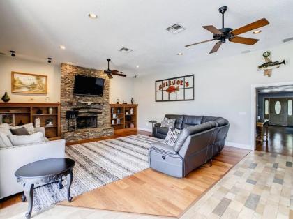 Pristine Lakeside 3BR Home w Private Pool - image 21