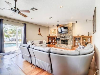 Pristine Lakeside 3BR Home w Private Pool - image 22