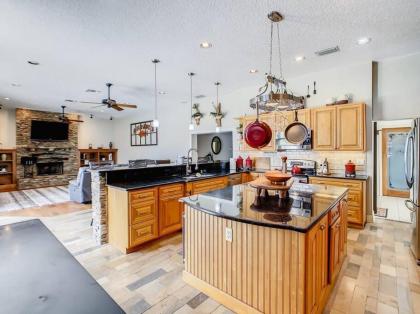 Pristine Lakeside 3BR Home w Private Pool - image 27