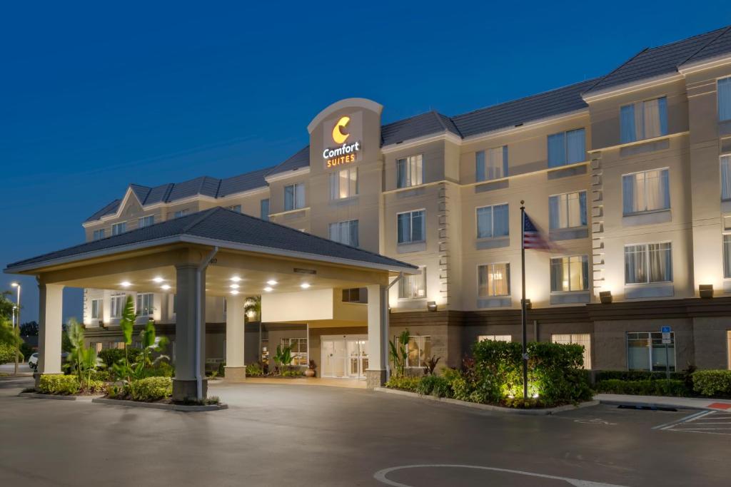 Comfort Suites Near Universal Orlando Resort - image 2