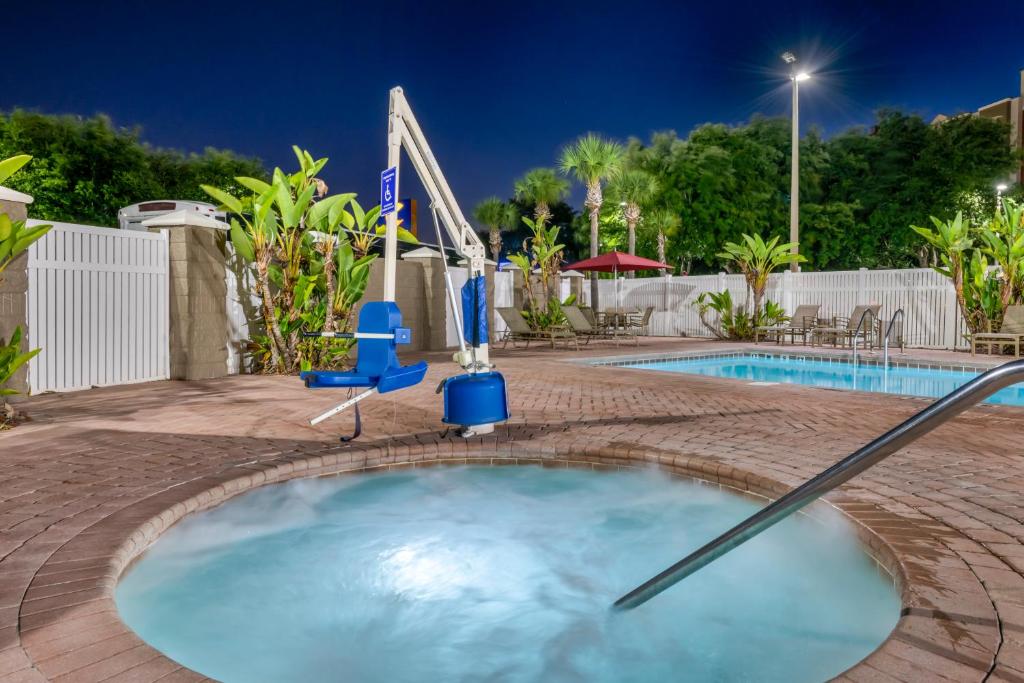 Comfort Suites Near Universal Orlando Resort - image 5