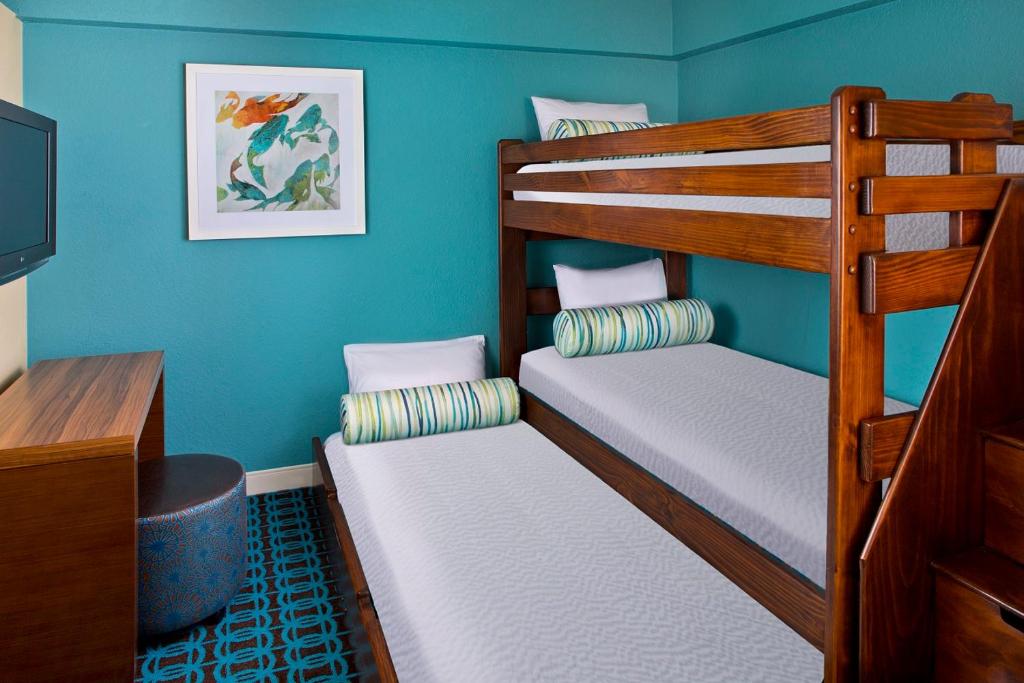Fairfield Inn & Suites by Marriott Orlando Lake Buena Vista in the Marriott Village - image 3
