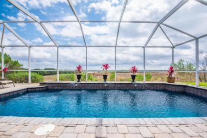 Sunny Large Pool in Floridian Retreat - image 1