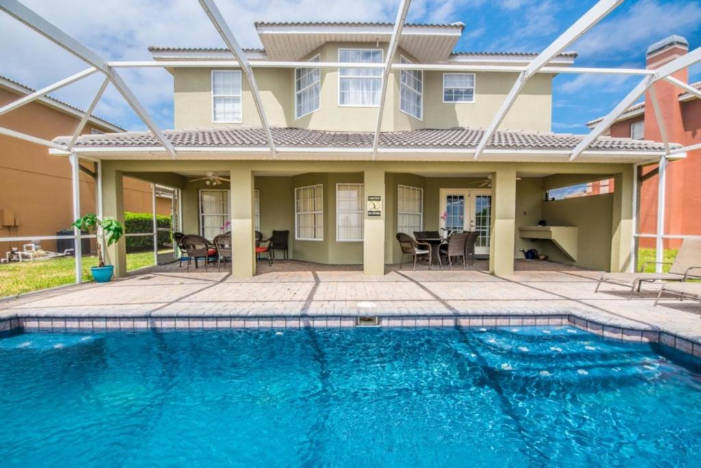 Sunny Large Pool in Floridian Retreat - image 3