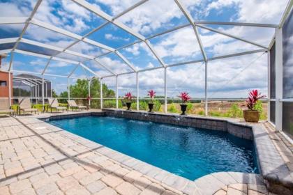 Sunny Large Pool in Floridian Retreat - image 5