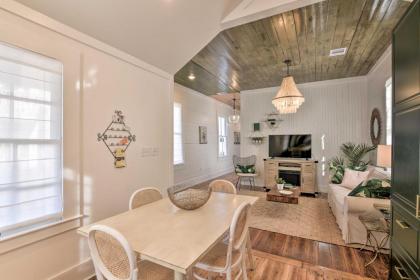 Bright Modern Cottage By Beaches Dining and Parks - image 1